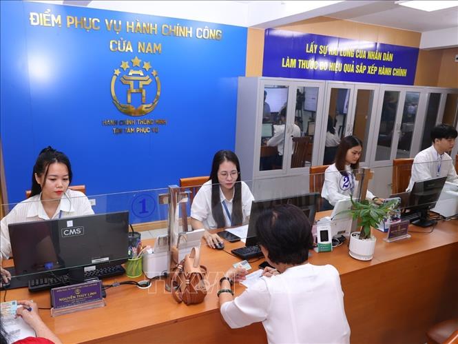 Cán bộ phường Cửa Nam tiếp công dân vào đầu giờ sáng 1/7/2025. Ảnh: Văn Điệp - TTXVN
