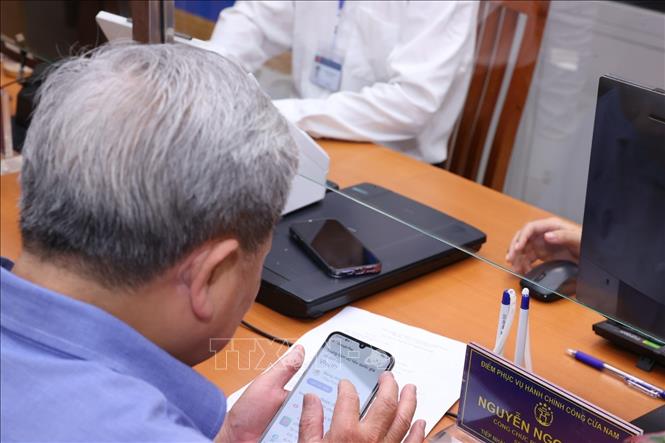 Người dân làm thủ tục hành chính tại trụ sở UBND phường Cửa Nam, số 4 Nguyễn Chế Nghĩa. Ảnh: Văn Điệp - TTXVN