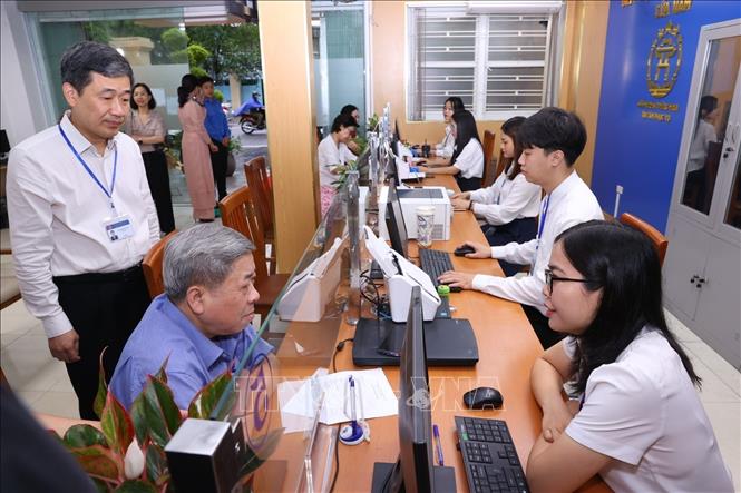 Cán bộ phường Cửa Nam tiếp công dân, sáng 1/7/2025. Ảnh: Văn Điệp - TTXVN