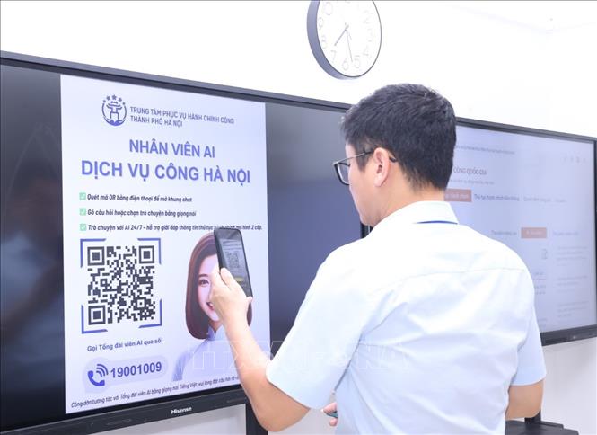Người dân quét mã QR làm thủ tục hành chính tại trụ sở UBND phường Cửa Nam, số 4 Nguyễn Chế Nghĩa. Ảnh: Văn Điệp - TTXVN