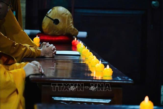 Thắp nến cầu nguyện quốc thái dân an. Ảnh: TTXVN phát