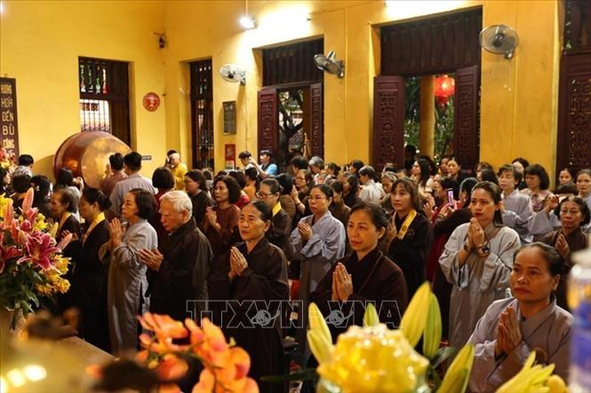 Tăng, Ni, Phật tử cầu cho đất nước bước vào giai đoạn phát triển mới được hanh thông, vạn sự như ý. Ảnh: Minh Đức - TTXVN