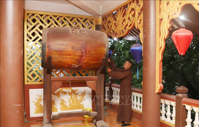 Nghi lễ cử ba hồi trống Bát Nhã tại chùa Phật Tích ở thủ đô Viêng Chăn (Lào). Ảnh: Xuân Tú - PV TTXVN tại Lào