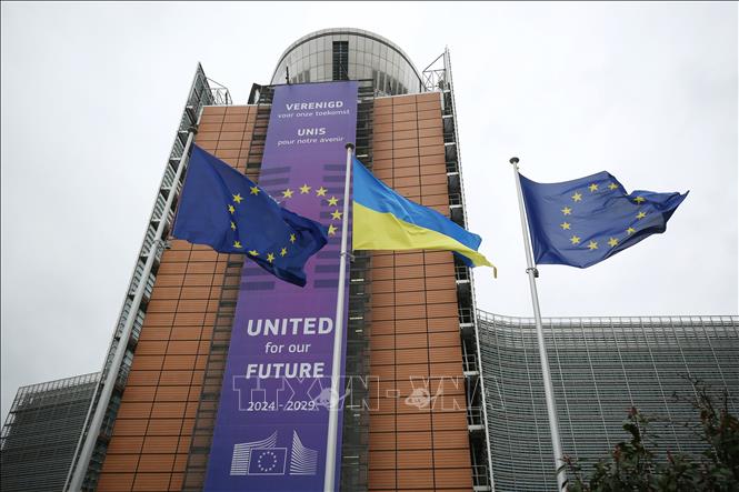 Cờ Liên minh châu Âu và cờ Ukraine tại trụ sở EU ở Brussels, Bỉ. Ảnh: THX/TTXVN