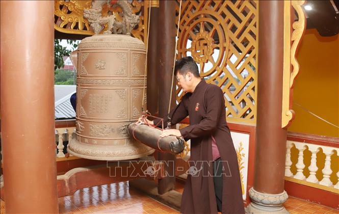 Nghi lễ cử ba hồi chuông tại chùa Phật Tích ở thủ đô Viêng Chăn (Lào). Ảnh: Xuân Tú - PV TTXVN tại Lào