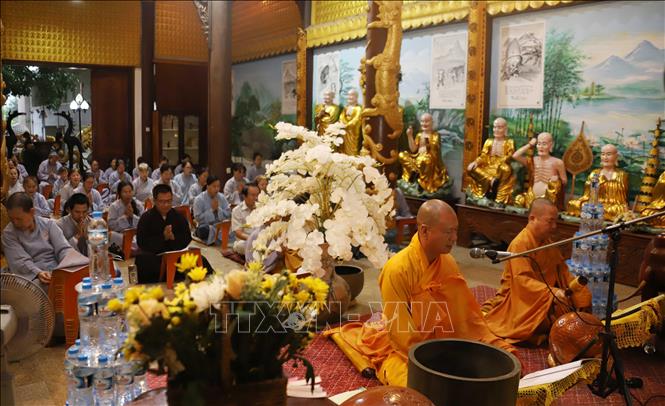Thượng tọa Thích Minh Quang và Thượng tọa Thích Minh Nguyệt cùng các Phật tử tụng kinh và cầu nguyện quốc thái dân an. Ảnh: Xuân Tú - PV TTXVN tại Lào