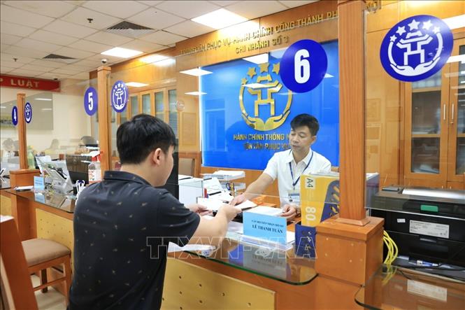 Người dân đến làm thủ tục hành chính tại Trung tâm tâm phục vụ hành chính công phường Hoàn Kiếm, số 126 phố Hàng Trống. Ảnh: Tuấn Anh - TTXVN 