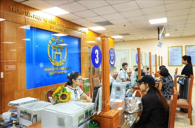 Người dân đến làm thủ tục hành chính tại trụ sở UBND phường Hoàn Kiếm, số 126 phố Hàng Trống. Ảnh: Tuấn Anh - TTXVN 