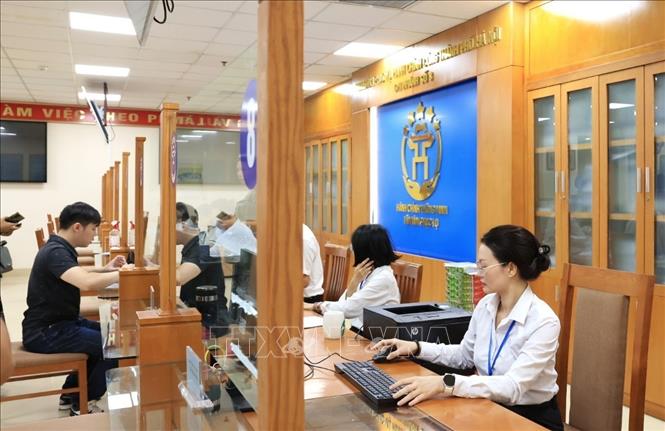 Người dân đến làm thủ tục hành chính tại trụ sở UBND phường Hoàn Kiếm, số 126 phố Hàng Trống. Ảnh: Tuấn Anh - TTXVN 