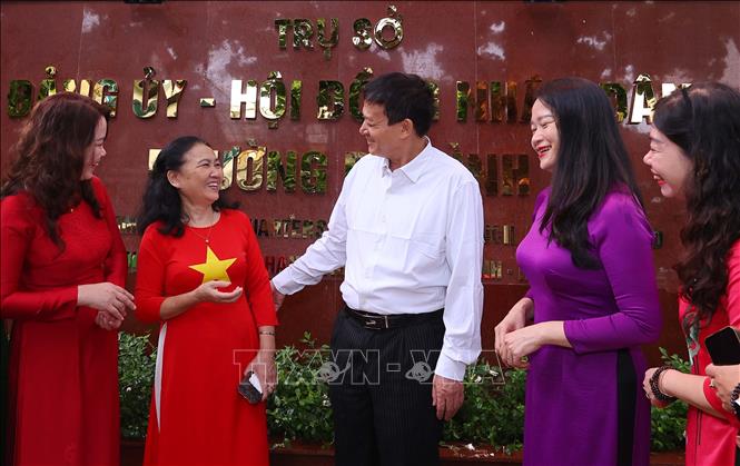 Cán bộ, nhân viên với nhân dân tại Trụ sở Đảng ủy, HĐND phường Ba Đình. Ảnh: Văn Điệp – TTXVN