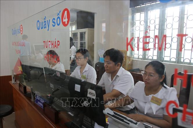 Công chức, viên chức Trung tâm hành chính công phường Linh Xuân, Thành phố Hồ Chí Minh trong ngày làm việc đầu tiên. Ảnh: Thanh Vũ-TTXVN 
