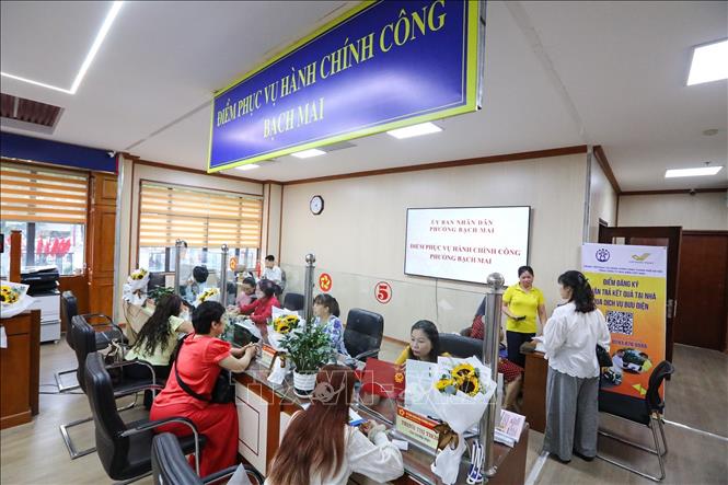 Người dân đến làm thủ tục hành chính tại phường Bạch Mai, số 33 phố Đại Cồ Việt. Ảnh: Khánh Hoà - TTXVN