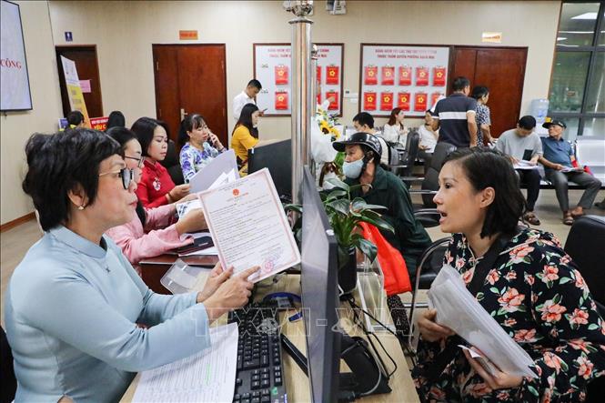 Người dân đến làm thủ tục hành chính tại phường Bạch Mai, số 33 phố Đại Cồ Việt. Ảnh: Khánh Hoà - TTXVN