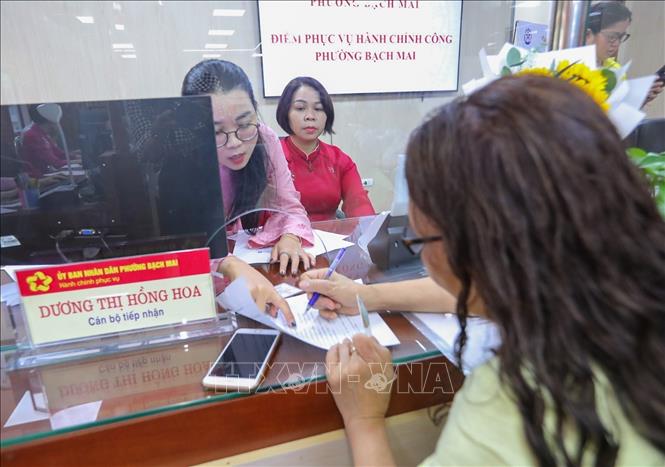 Người dân đến làm thủ tục hành chính tại phường Bạch Mai, số 33 phố Đại Cồ Việt. Ảnh: Khánh Hoà - TTXVN