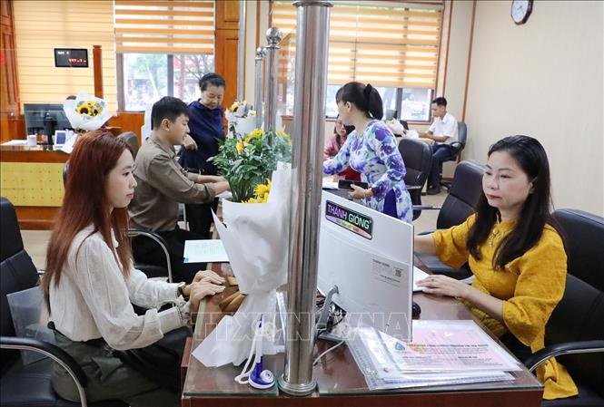 Người dân đến làm thủ tục hành chính tại phường Bạch Mai, số 33 phố Đại Cồ Việt. Ảnh: Khánh Hoà - TTXVN