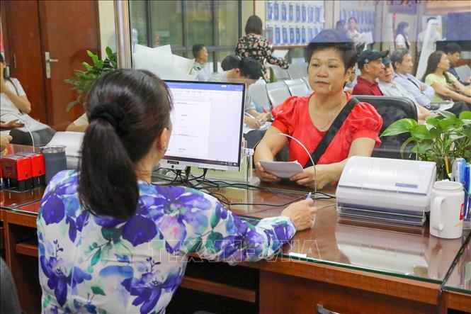 Người dân đến làm thủ tục hành chính tại phường Bạch Mai, số 33 phố Đại Cồ Việt. Ảnh: Khánh Hoà - TTXVN