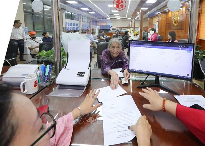 Người dân đến làm thủ tục hành chính tại phường Bạch Mai, số 33 phố Đại Cồ Việt. Ảnh: Khánh Hoà - TTXVN