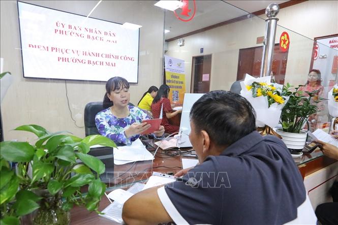Người dân đến làm thủ tục hành chính tại phường Bạch Mai, số 33 phố Đại Cồ Việt. Ảnh: Khánh Hoà - TTXVN