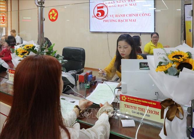 Người dân đến làm thủ tục hành chính tại phường Bạch Mai, số 33 phố Đại Cồ Việt. Ảnh: Khánh Hoà - TTXVN