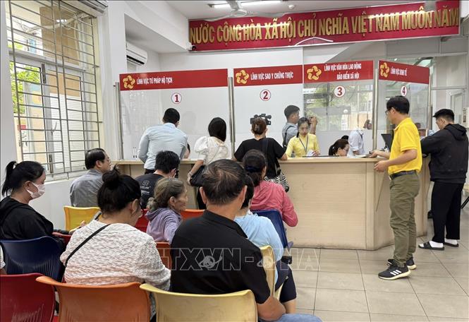 Không khí làm việc tại Trung tâm hành chính công phường Gia Định trong ngày đầu tiên chính thức vận hành bộ máy chính quyền mới. Ảnh: Hữu Duên-TTXVN 