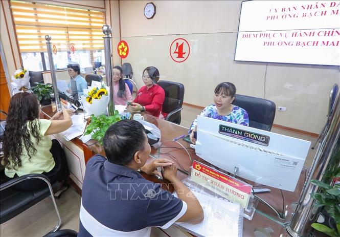 Người dân đến làm thủ tục hành chính tại phường Bạch Mai, số 33 phố Đại Cồ Việt. Ảnh: Khánh Hoà - TTXVN