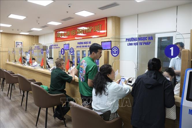 Người dân đến làm thủ tục hành chính tại trụ sở UBND phường Ngọc Hà. Ảnh: Lê Đông - TTXVN