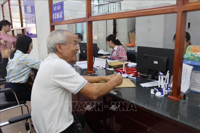 Người dân tới làm thủ tục hành chính tại phường Vũng Tàu mới trong ngày đầu tiên phường mới đi vào vận hành. Ảnh: Hoàng Nhị - TTXVN