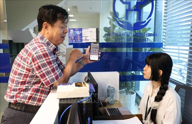 Người dân đến làm thủ tục hành chính tại UBND phường Ngọc Hà được nhân viên nhiệt tình hướng dẫn. Ảnh: Lê Đông - TTXVN