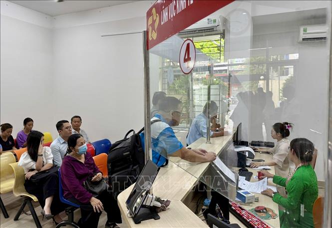 Đông đảo người dân đên làm thỉ tục trong ngày đầu tiên tại àm việc tại Trung tâm hành chính công phường Gia Định trong ngày đầu tiên chính thức vận hành bộ máy chính quyền mới. Ảnh: Hữu Duên-TTXVN 