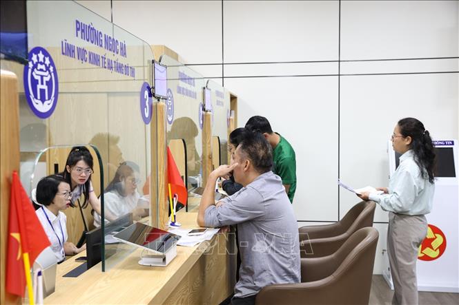 Người dân đến làm thủ tục hành chính tại trụ sở UBND phường Ngọc Hà, số 25 phố Liễu Giai. Ảnh: Lê Đông - TTXVN