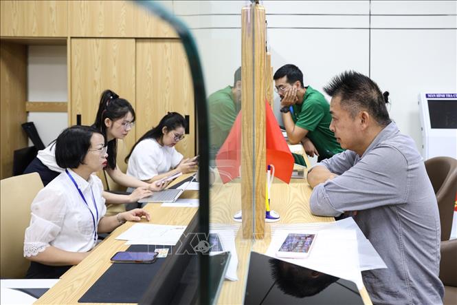 Người dân đến làm thủ tục hành chính tại trụ sở UBND phường Ngọc Hà, số 25 phố Liễu Giai. Ảnh: Lê Đông - TTXVN