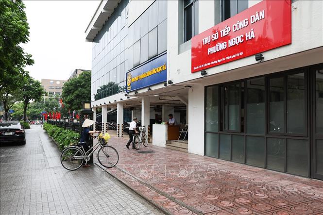 Người dân đến làm thủ tục hành chính tại trụ sở UBND phường Ngọc Hà, số 25 phố Liễu Giai. Ảnh: Lê Đông - TTXVN