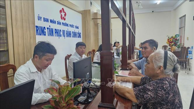 Đông đảo người dân đến thực hiện thủ tục hành chính trong ngày đầu tiên chính quyền 2 cấp đi vào hoạt động tại phường Phước Thắng, Thành phố Hồ Chí Minh. Ảnh: Hoàng Nhị - TTXVN