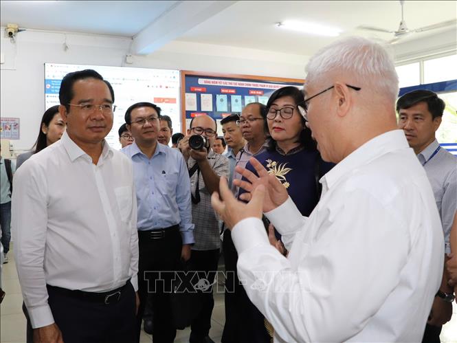 Ông Nguyễn Văn Được, Chủ tịch Ủy ban nhân dân Thành phố Hồ Chí Minh đến kiểm tra thực tế tình hình chuẩn bị và vận hành chính thức bộ máy chính quyền phường Dĩ An. Ảnh: Huyền Trang - TTXVN