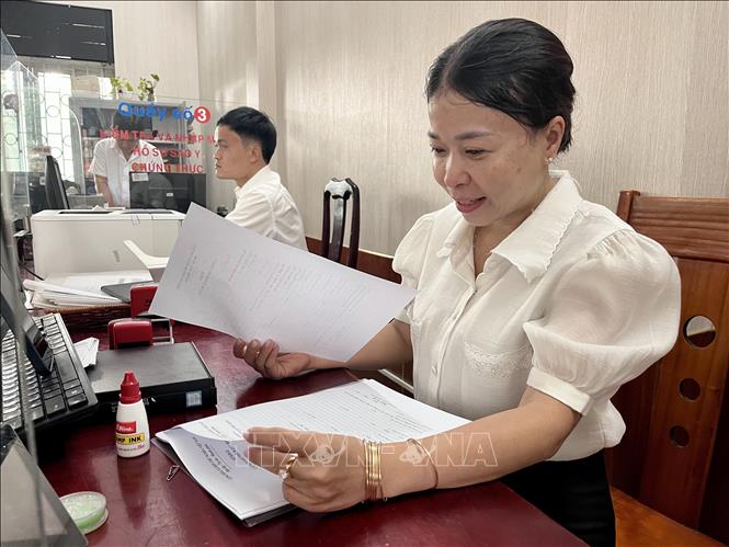 Công chức, viên chức Trung tâm hành chính công phường Linh Xuân, Thành phố Hồ Chí Minh trong ngày làm việc đầu tiên. Ảnh: Thanh Vũ-TTXVN 