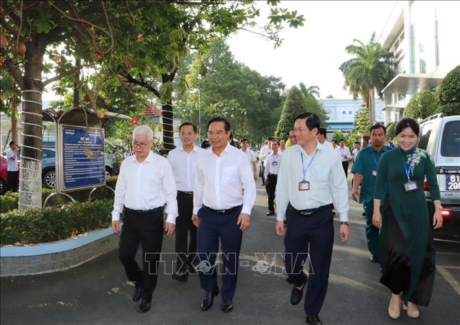 Ông Nguyễn Văn Được, Chủ tịch Ủy ban nhân dân Thành phố Hồ Chí Minh đến kiểm tra thực tế tình hình chuẩn bị và vận hành chính thức bộ máy chính quyền phường Dĩ An. Ảnh: Huyền Trang - TTXVN