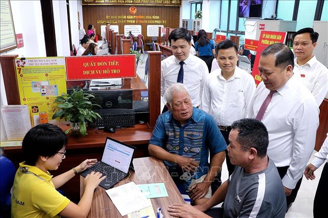 Đồng chí Nguyễn Phi Long, Phó Bí thư Tỉnh ủy Phú Thọ kiểm tra việc cán bộ tiếp nhận giấy tờ cho người dân tại phường Hòa Bình. Ảnh: Thanh Hải - TTXVN 