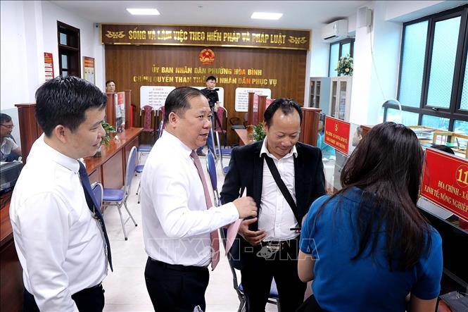 Đồng chí Nguyễn Phi Long, Phó Bí thư Tỉnh ủy Phú Thọ kiểm tra việc giải quyết công việc của cán bộ với người dân tại phường Hòa Bình. Ảnh: Thanh Hải - TTXVN 