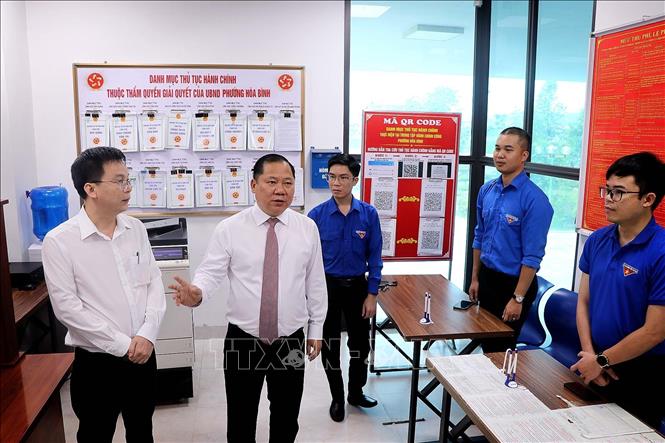 Đồng chí Nguyễn Phi Long, Phó Bí thư Tỉnh ủy Phú Thọ động viên cán bộ giải quyết công việc thuận lợi nhất cho ngườ dân tại phường Hòa Bình. Ảnh: Thanh Hải - TTXVN 