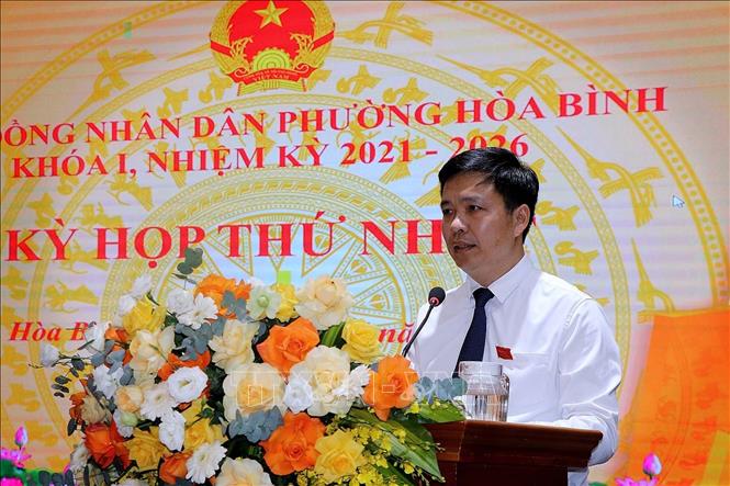 Đồng chí Nguyễn Đức Dũng, Bí thư Đảng ủy phường Hòa Bình phát biểu tại kỳ họp thứ Nhất Hội đồng nhân dân phường Hòa Bình. Ảnh: Thanh Hải - TTXVN 