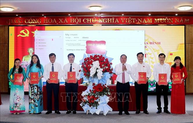 Đồng chí Nguyễn Phi Long, Phó Bí thư Tỉnh ủy Phú Thọ trao Nghị quyết công tác cán bộ phường Hòa Bình. Ảnh: Thanh Hải - TTXVN 