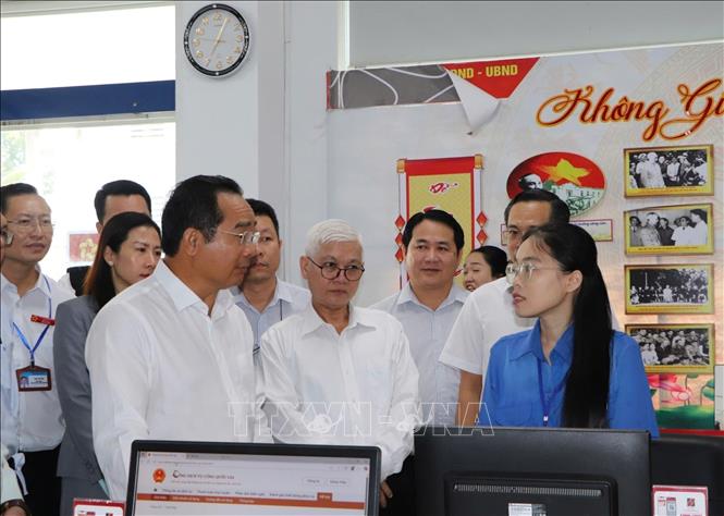 Chủ tịch Ủy ban nhân dân Thành phố Hồ Chí Minh Nguyễn Văn Được đến kiểm tra thực tế việc vận hành chính thức bộ máy chính quyền phường Dĩ An. Ảnh: Huyền Trang -TTXVN