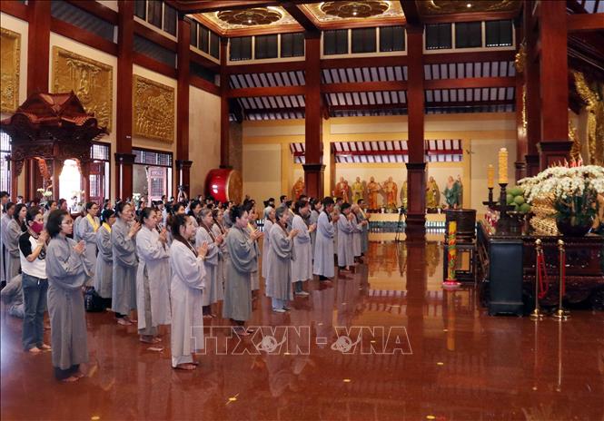 Buddhist followers take part in the rituals at Viet Nam Quoc Tu (Vietnam National Pagoda) in Ho Chi Minh City. VNA Photo: Minh Đức 