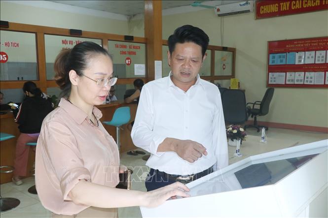 Ông Đinh Huy Hoàng, Chủ tịch UBND phường Bắc Kạn đi kiểm tra công tác phục vụ người dân tại Trung tâm hành chính công của phường. Ảnh: Vũ Hoàng Giang – TTXVN