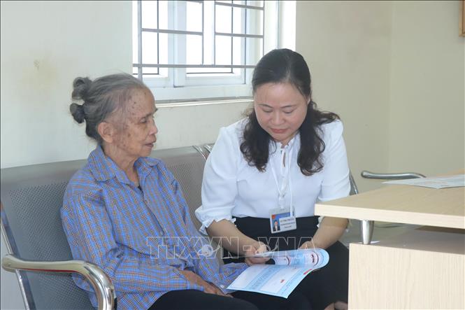 Cán bộ tận tình hướng dẫn người dân giải quyết các thủ tục hành chính. Ảnh: Vũ Hoàng Giang – TTXVN