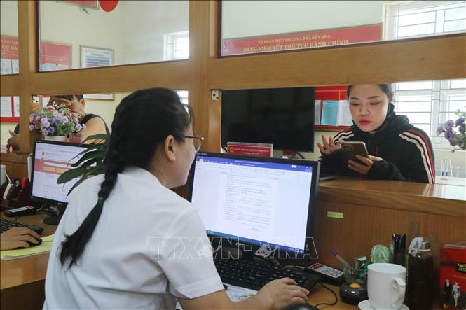 Ngay ngày đầu thực hiện chính quyền mới, việc thực hiện thủ tục hành chính cho người dân tại Trung tâm hành chính công của phường đã được thực hiện trơn tru, không bị gián đoạn, đảm bảo việc phục vụ người dân nhanh nhất, hiệu quả nhất. Ảnh: Vũ Hoàng Giang – TTXVN
