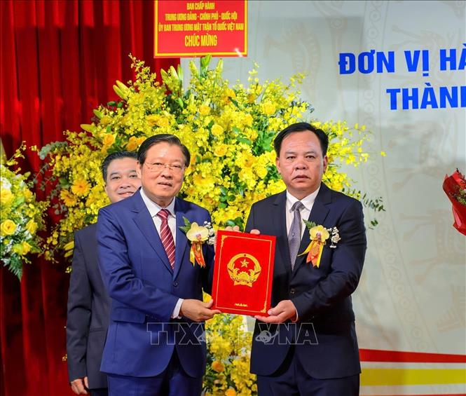 Ủy viên Bộ Chính trị, Bí thư Trung ương Đảng, Trưởng Ban Nội chính Trung ương Phan Đình Trạc trao quyết định chỉ định Chủ tịch UBND tỉnh Đồng Nai Võ Tấn Đức. Ảnh: Sỹ Tuyên - TTXVN