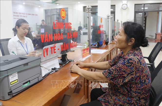 Người dân đến thực hiện các thủ tục hành chính tại Trung tâm phục vụ hành chính công phường Tây Hoa Lư, tỉnh Ninh Bình. Ảnh: Thùy Dung - TTXVN
