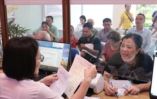 Người dân được hướng dẫn cụ thể khi đến làm thủ tục hành chính tại bộ phận phục vụ hành chính của UBND phường Hoàng Mai, số 6 Bùi Huy Bích. Ảnh: Trần Việt - TTXVN