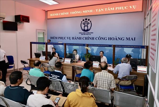 Điểm phục vụ hành chính công của UBND phường Hoàng Mai, số 6 phố Bùi Huy Bích trong ngày đầu thực hiện. Ảnh: Trần Việt - TTXVN 